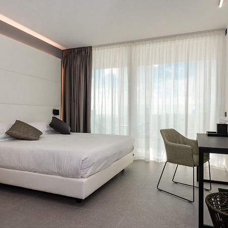 J44 Lifestyle Hotel Lido di Jesolo Bagian luar foto A room at the hotel