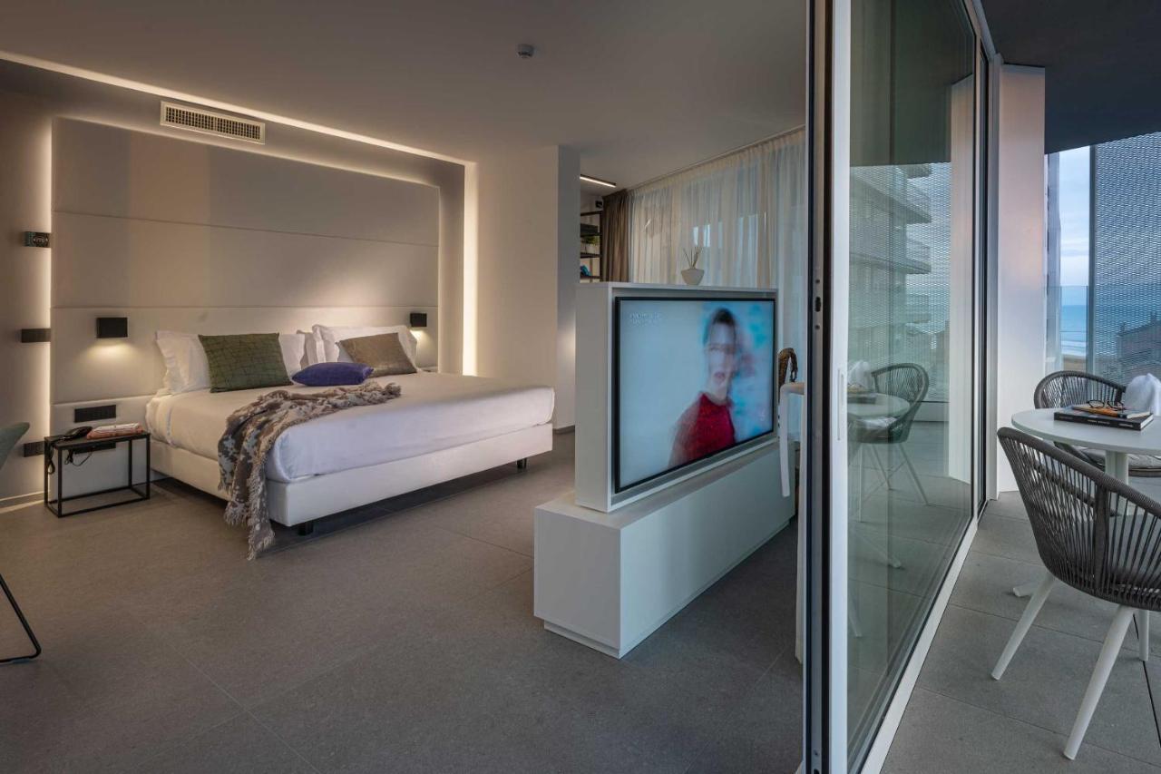J44 Lifestyle Hotel Lido di Jesolo Bagian luar foto A suite at the hotel