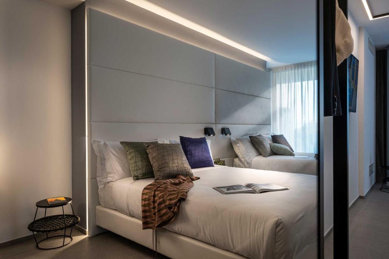 J44 Lifestyle Hotel Lido di Jesolo Bagian luar foto A room at the hotel