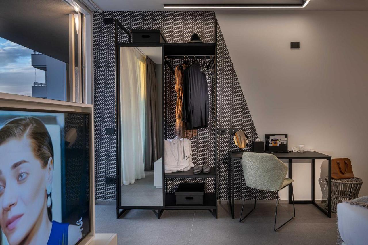 J44 Lifestyle Hotel Lido di Jesolo Bagian luar foto The interior of a medical practice in the UK
