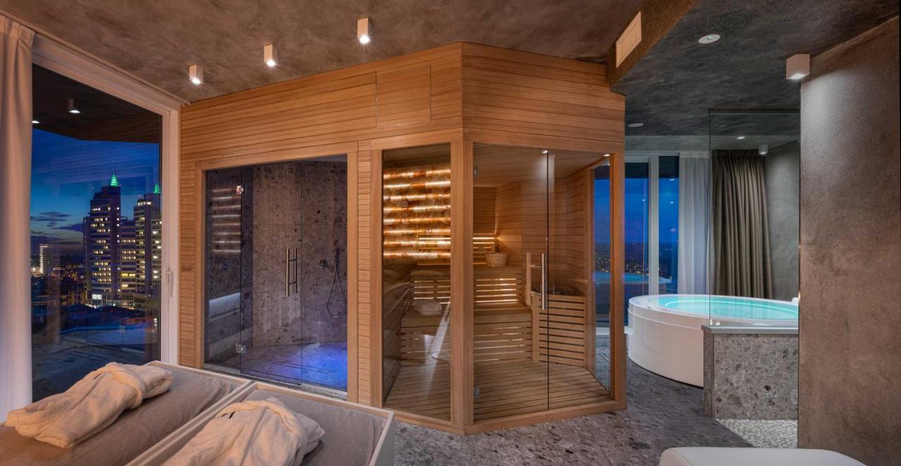 J44 Lifestyle Hotel Lido di Jesolo Bagian luar foto A modern Finnish sauna