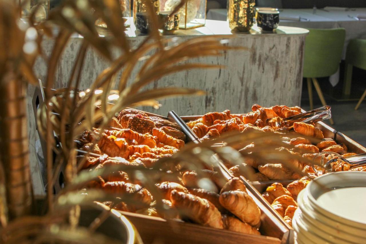 J44 Lifestyle Hotel Lido di Jesolo Bagian luar foto Croissants at a buffet