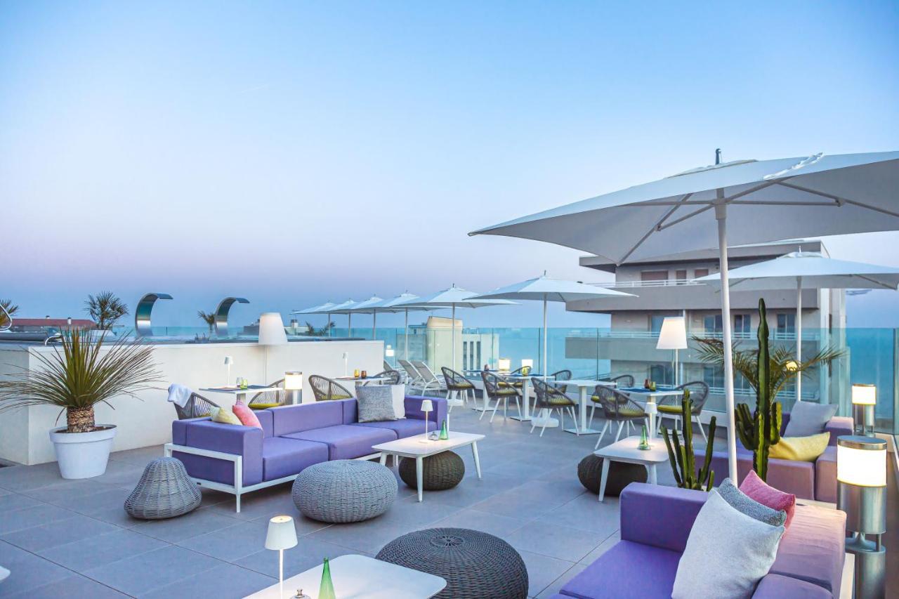 J44 Lifestyle Hotel Lido di Jesolo Bagian luar foto The rooftop bar at the hotel