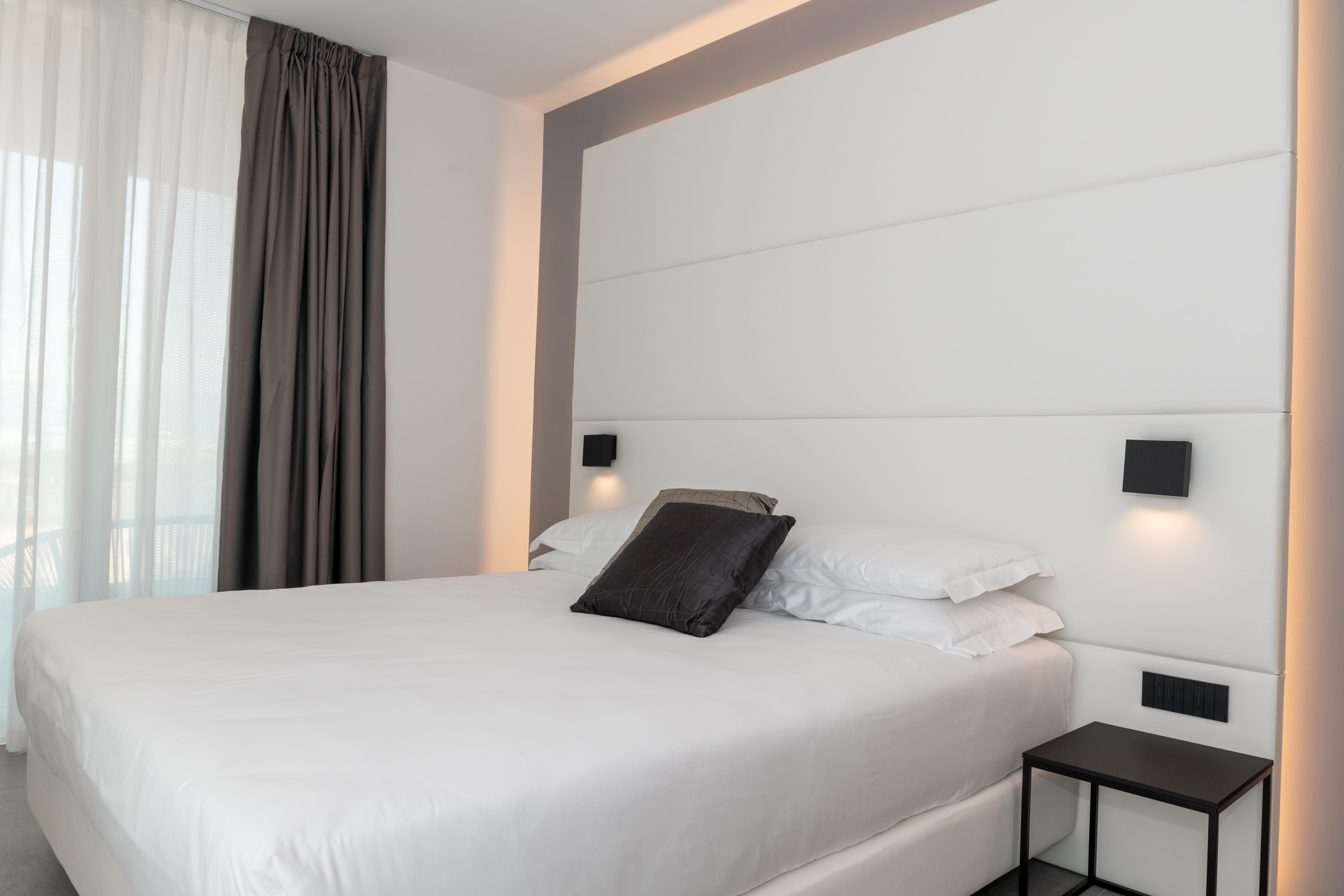 J44 Lifestyle Hotel Lido di Jesolo Bagian luar foto A room at the hotel