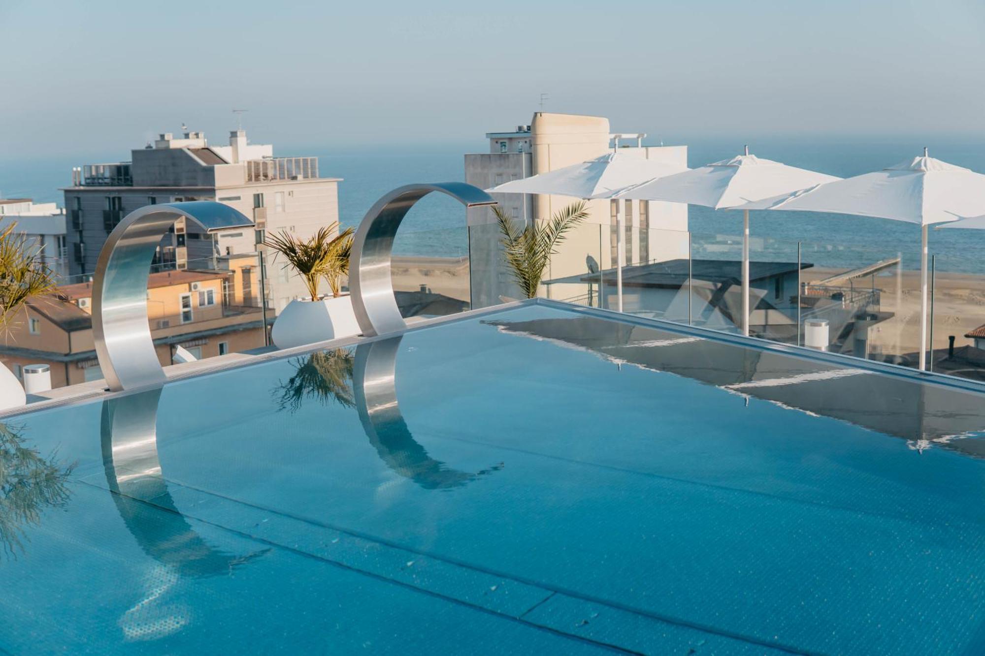J44 Lifestyle Hotel Lido di Jesolo Bagian luar foto The rooftop pool at the hotel
