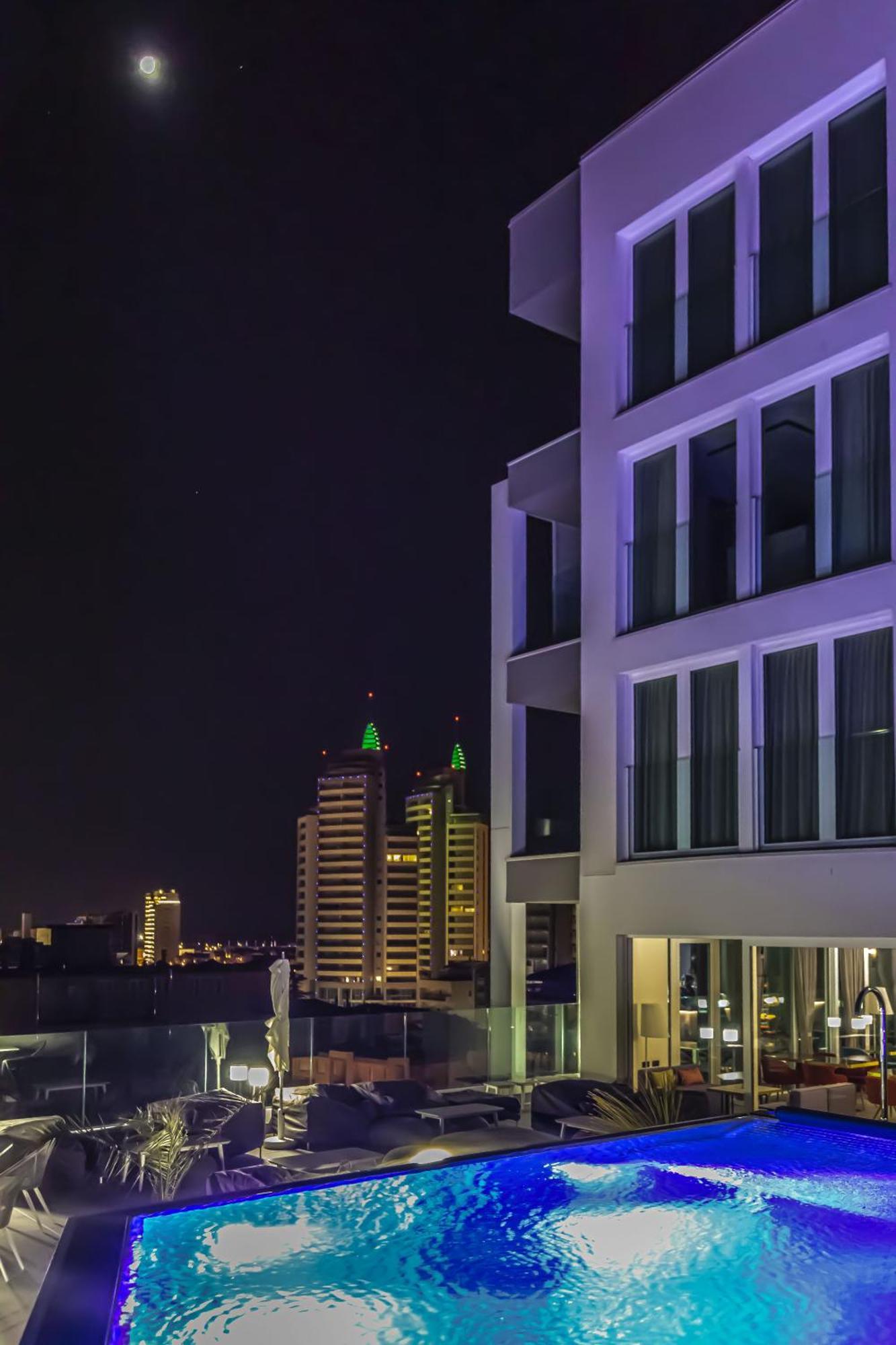 J44 Lifestyle Hotel Lido di Jesolo Bagian luar foto The hotel at night