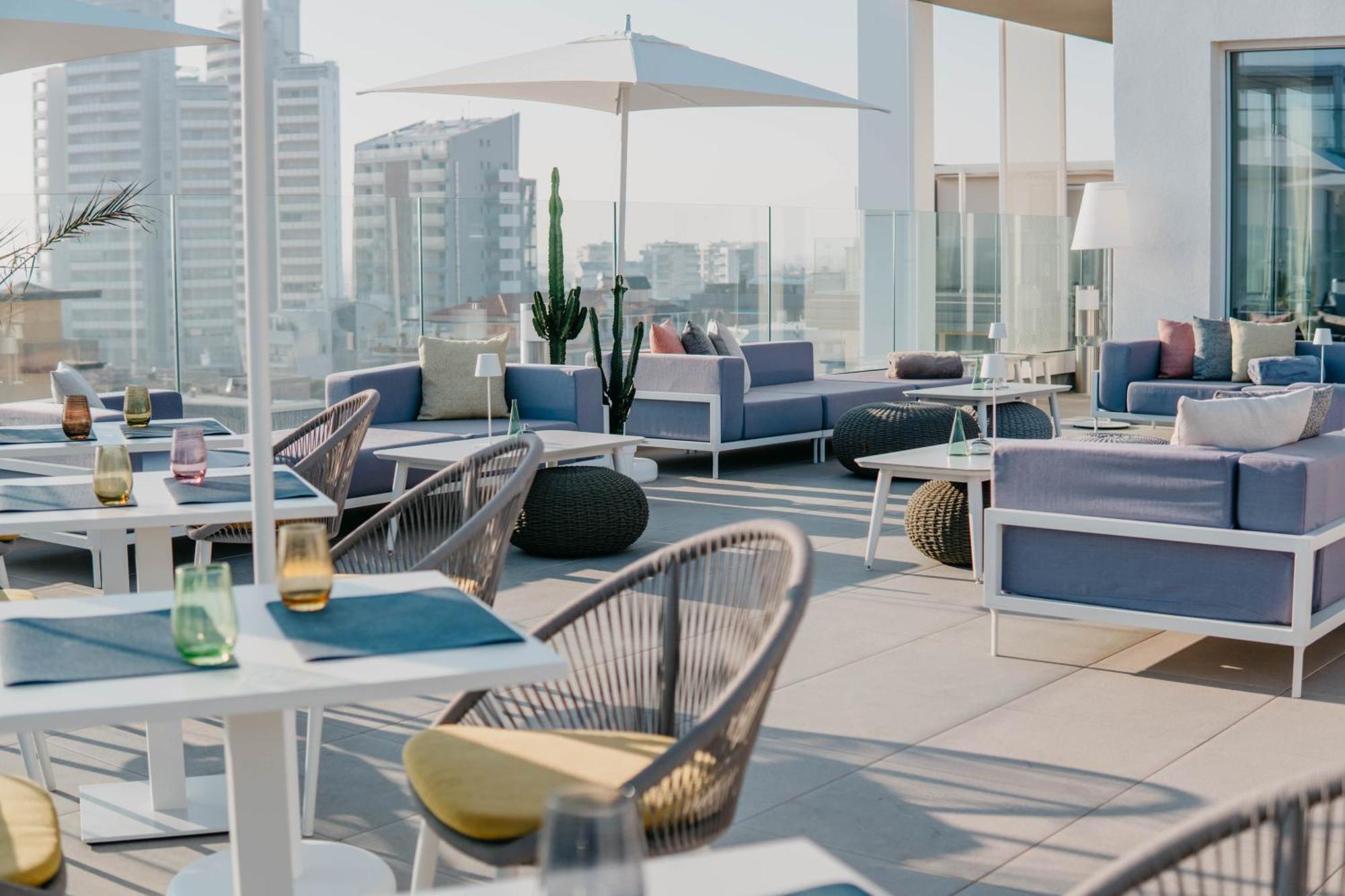 J44 Lifestyle Hotel Lido di Jesolo Bagian luar foto Skyline