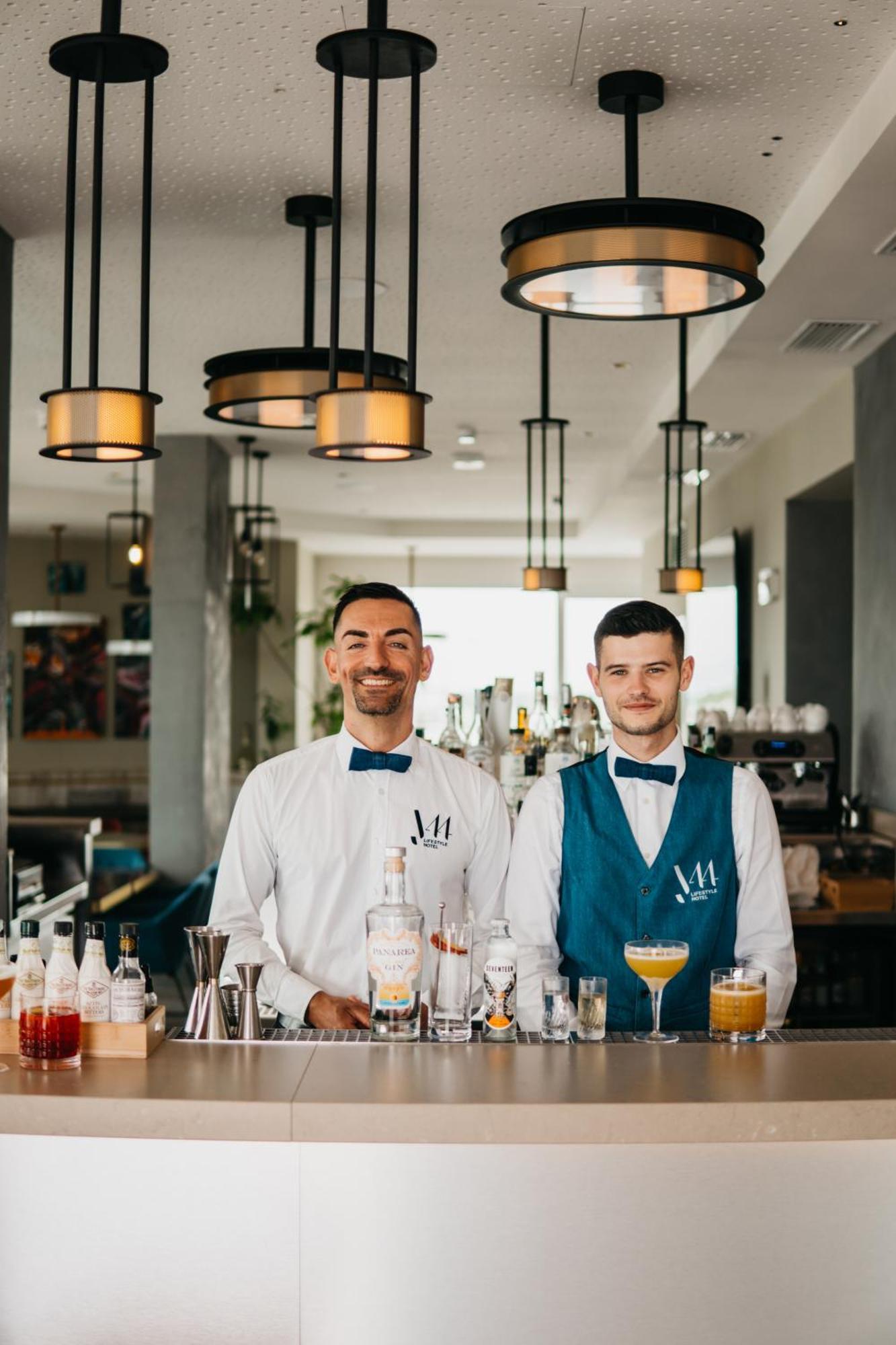 J44 Lifestyle Hotel Lido di Jesolo Bagian luar foto The bar at the MÖVENPICK Hotel in Belgrade