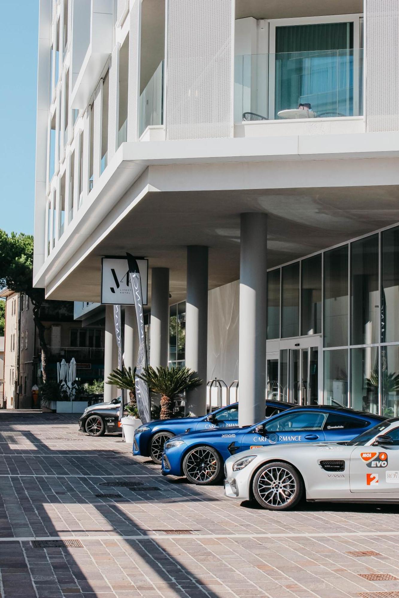 J44 Lifestyle Hotel Lido di Jesolo Bagian luar foto The entrance of the hotel